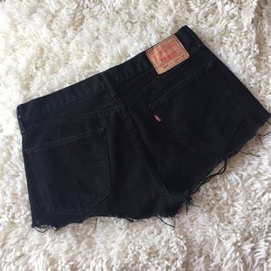 VINTAGE BLACK LEVI’S CUTOFF MIDWAIST SHORTS